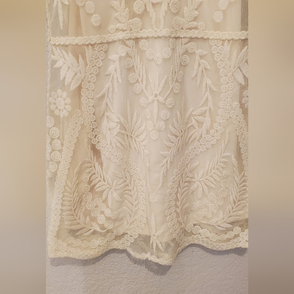 💚5/$25 Express Ivory Cream Baroque Stretch Lace Overlay Mini Dress Size XS - Picture 4 of 8